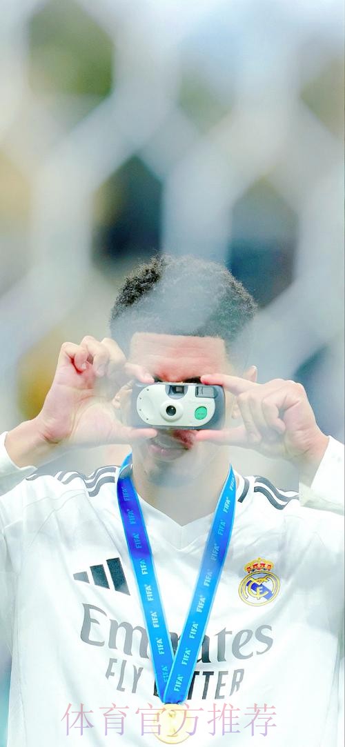 贝林厄姆:感谢环足奖授予最佳中场 一年五冠不错 贝林厄姆:感谢环足奖授予最佳中场 一年五冠不错